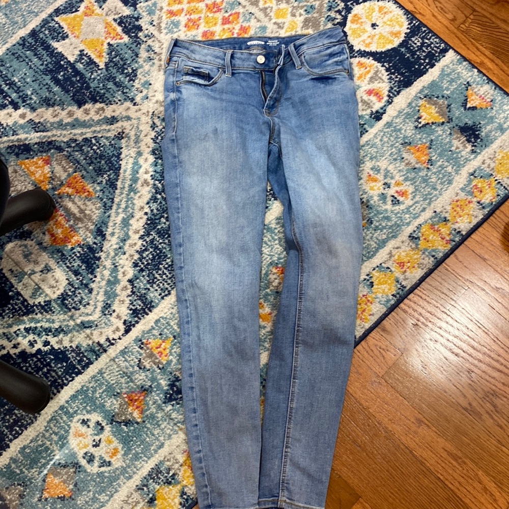 size 4 mid rise old navy jean. rockstar super skinny